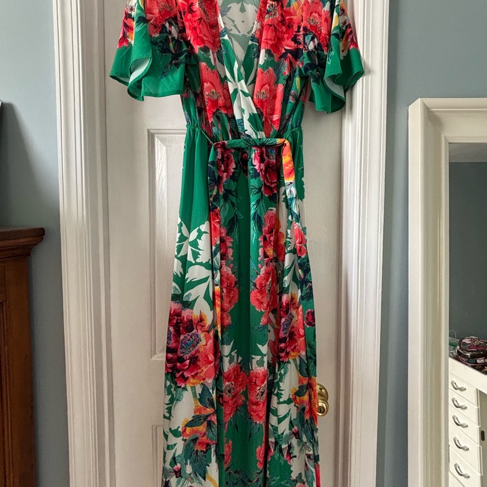 Lulu's Red and Green Flutter Sleeve Maxi Dress size medium